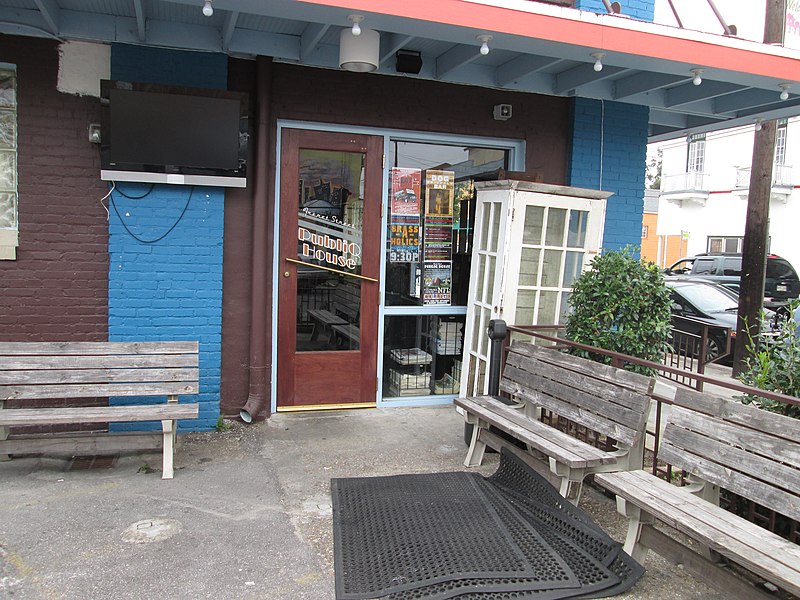 File:Freret Publiq House Smokers Patio.JPG