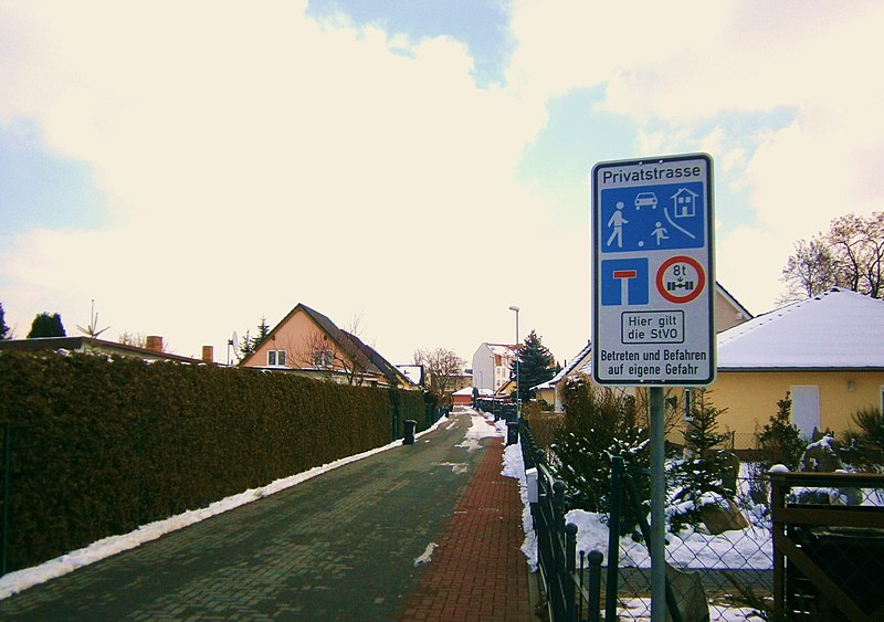 File:FrzBuchholz LaBonheurStraße Ost 52.596916 13.427015.JPG