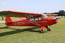 Fotografía de perfil de una flecha roja Auster J / 2 registrada G-BEAH