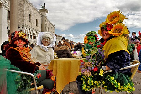 GRUPPO IN COSTUME AL CARNEVALE DI VENEZIA by Monica Rondoni, WikiDonne's Feminism & Folklore Special Prize