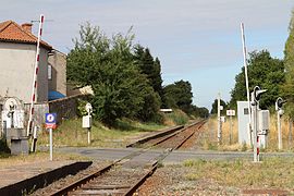 Vue en direction de La Roche-sur-Yon, au niveau du PN, situé au milieu du quai.