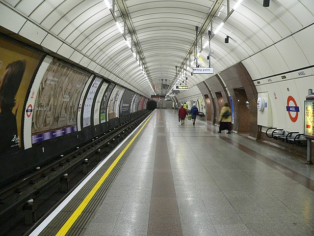 The extra-wide southbound platform at London Underground's Angel station in 2005