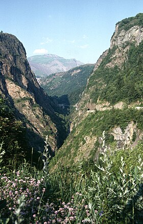 Vue des gorges en direction de l'amont avec la route départementale 1091 taillée dans la montagne.