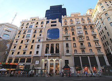 N.º 30, edificio construido entre/built betwen 1920–1924.Viviendas y oficinas. Antiguo teatro fontalba / housing and offices. Old theatre Fontalba