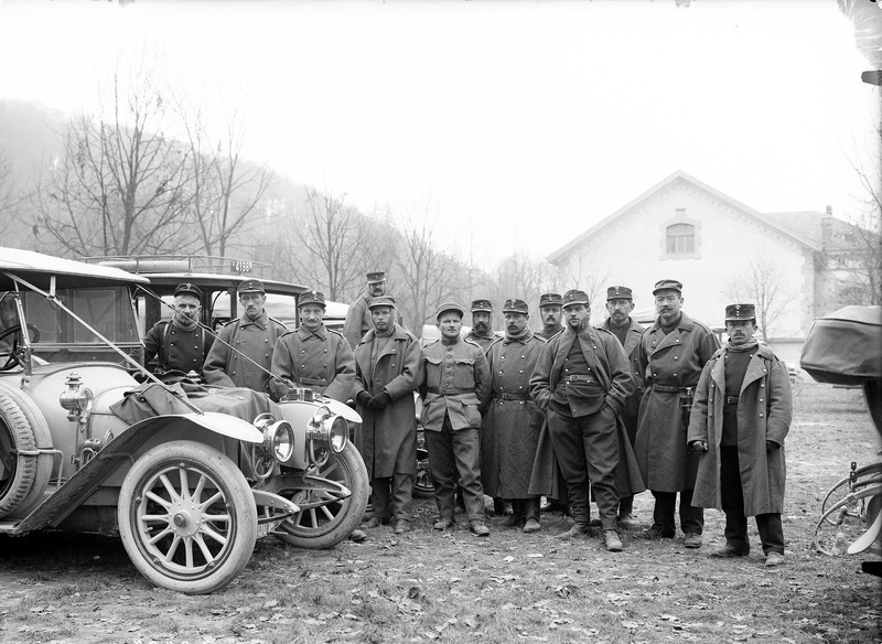 File:Gruppenbild an der Automobilabschatzung während der Demobilisation - CH-BAR - 3241502.tif