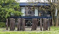 Die Skulptur Gruppenfigur 70fach von Schang Hutter steht in Freiburg im Breisgau in der Sautierstraße vor der Kantine der Oberfinanzdirektion