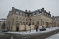 Vue d'ensemble de l'hôtel du Molant depuis la place du bas des lices