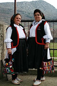 Ganga-Sängerinnen des HKUD Radišići in Tracht