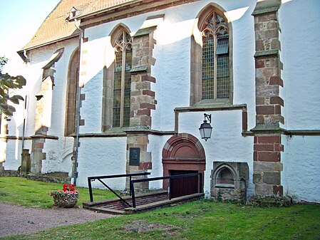 Kirche, Nordseite, mit romanischem Nordeingang