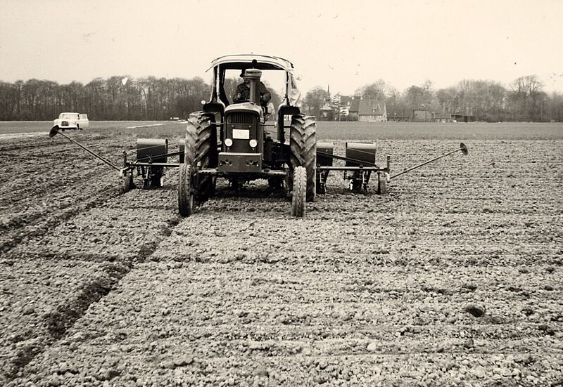 File:Haus Traar 1967 John Deere Lanz.jpg