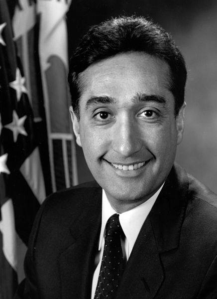 קובץ:Henry Cisneros official portrait.jpg