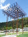 Vierbeinige Schutzbrücke über einem Feldweg in Südtirol