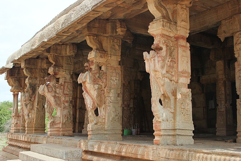 File:Horse and Yali pillars in a mantapa (hall) in Hampi.JPG