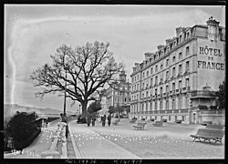 Phohographie en noir-et-blanc d'un ancien hôtel au début du XXe siècle.