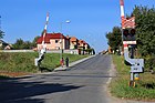 Čeština: Přejezd přes trať v Hrochově Týnci, za přejezdem ves Stíčany English: Level crossing in Hrochův Týnec, Czech Republic