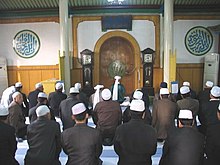 Hui men praying in a mosque HuiChineseMuslim2.jpg