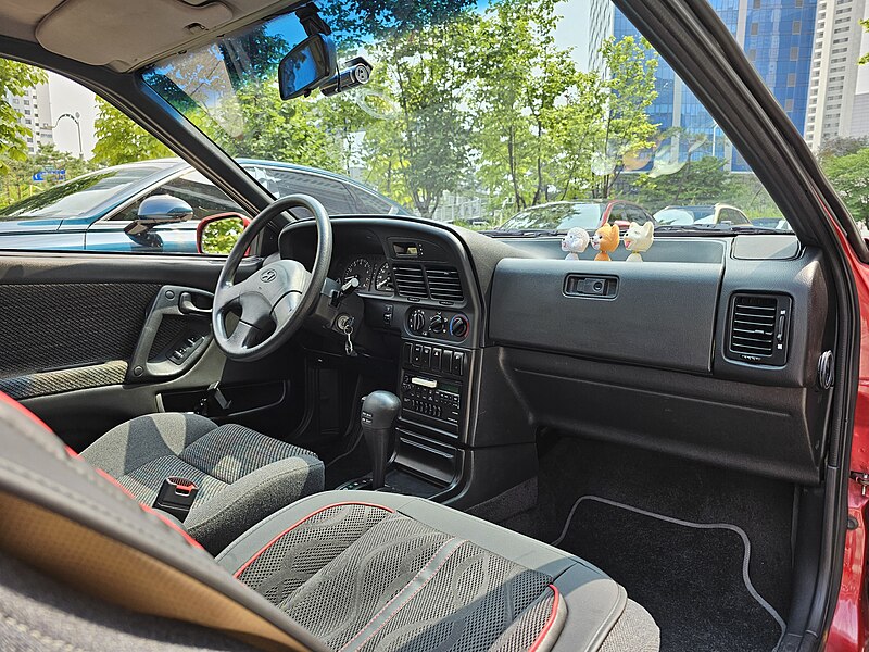 File:Hyundai Scoupe LS Interior (6).jpg