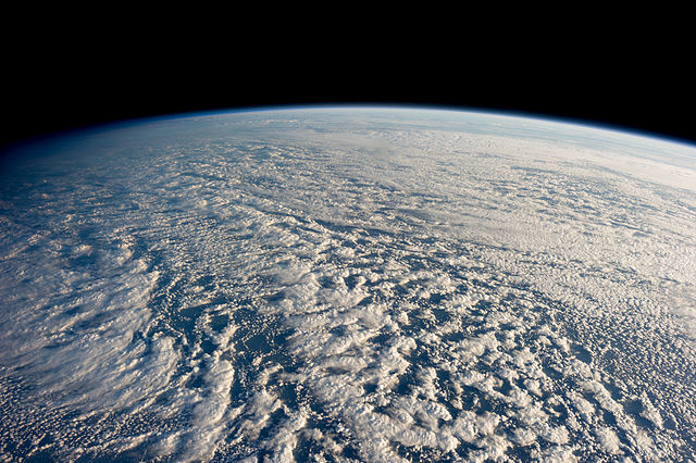 Вид с Международной космической станции на слоисто-кучевые облака над северо-западной частью Тихого океана в 740 км к востоку от северной оконечности острова Хонсю