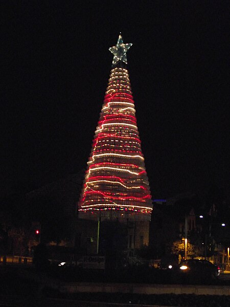 File:Illuminated Cristmass tree made of bottles.jpg