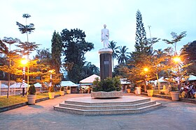 Place d'Impasug-ong, avec la statue de José Rizal