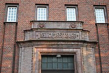 Inschrift über dem Haupteingang des Berufskolleg für Wirtschaft und Verwaltung Augustastrasse 52-54 Gelsenkirchen.JPG