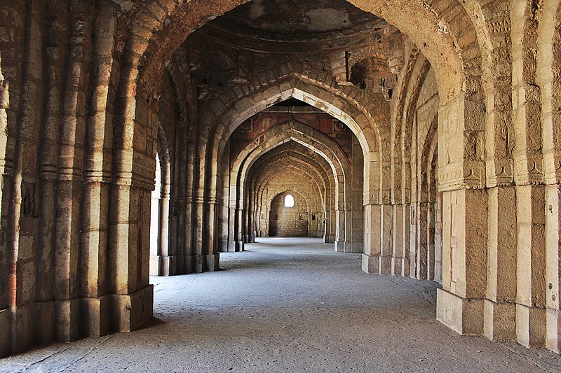 File:Interiors, Jamali Kamali Mosque, Mehrauli Archaeological Park.jpg