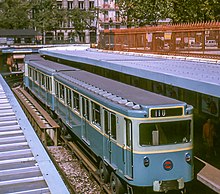 Station der Linie 1 mit Zug der Baureihe MP 59, 1964