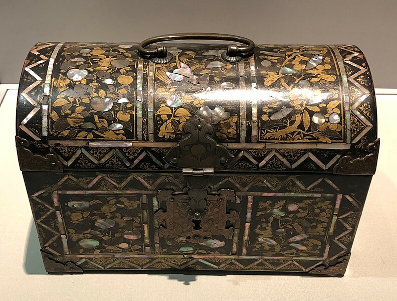 File:Japan c 1600 - chest in wood lacquer gold copper mother-of-pearl IMG 9447 Museum of Asian Civilisation.jpg