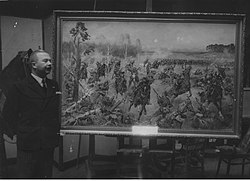 Jerzy Kossak A grebionkai roham című festménye mellett (1934)