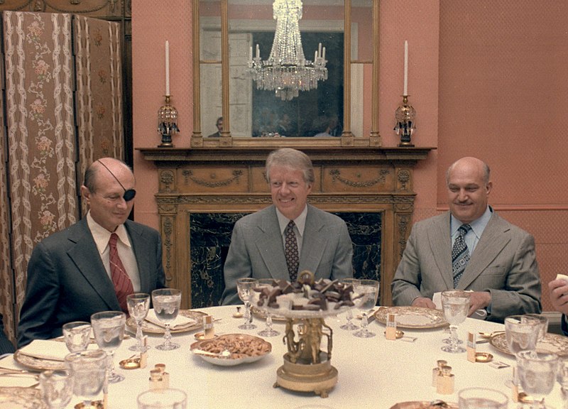 File:Jimmy Carter hosts a luncheon at Blair House for Israeli and Egyptian negotiator Moshe Dayan and Hassan Ali. - NARA - 181937.jpg