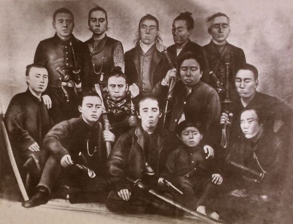 Jinshotai（迅衝隊）(From the left in the bottom row: Ban Gondayu, Itagaki Taisuke, Tani Otoi(young boy), Yamaji Motoharu. From the left in the middle row: 