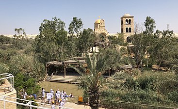 Jordan nel presunto luogo del battesimo di Gesù Cristo a Bethabara.  Il confine tra Israele (in primo piano) e la Giordania (in background) è visibile sulla superficie dell'acqua.  Sullo sfondo è visibile anche la Chiesa ortodossa di Giovanni Battista (Battista).