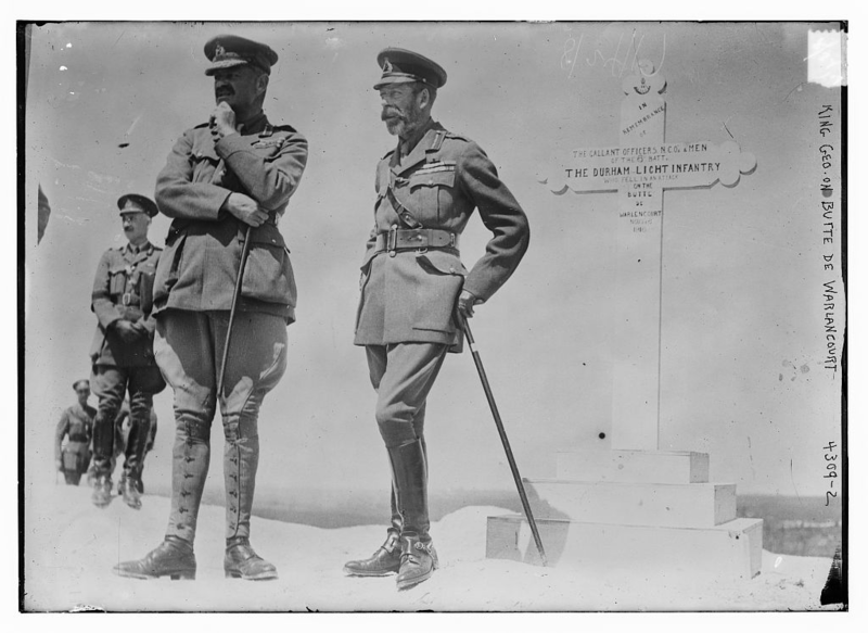 File:KIng George V on the Butte de Warlencourt on August 24, 1917.png