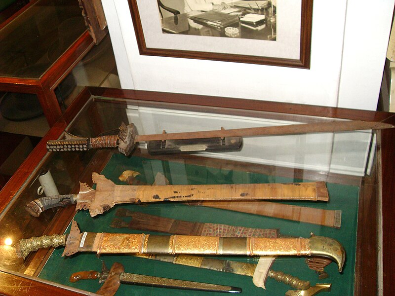 File:Kampilan and two Krises.JPG