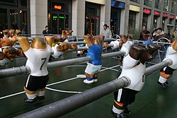 Fútbol de mesa. Futbolines en una sala de juegos para niños