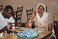 Kiki et mamoudou au restaurant au CRS SWiki 2030 en Guinée 04.jpg