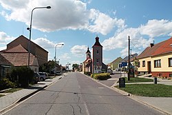 Kuchařovice, náves (2017-08-05; 04).jpg