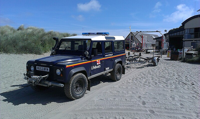 File:Landrover at Cardigan RNLI station.jpg