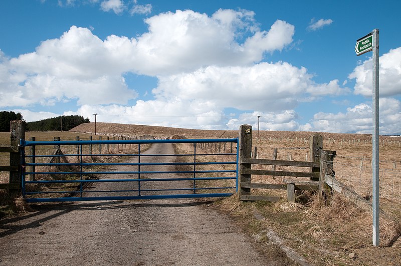 File:Lane with public footpath - geograph.org.uk - 3393380.jpg