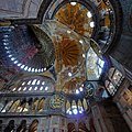 Hagia Sofia, Isidoro de Mileto y Antemio de Tralles, 532-537. La cúpula, derribada en el terremoto de 557, se replanteó por Isidoro el Joven[10]​ (562) quedando con una altura interior de 55,6 m y un diámetro de entre 32,7 y 33,5 m.