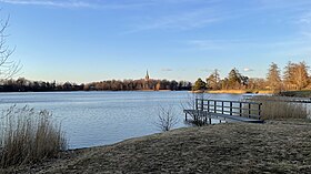 Tyszkiewicz-palatset från 1800-talet, utsikt från den södra stranden av sjön Lentvarskoe