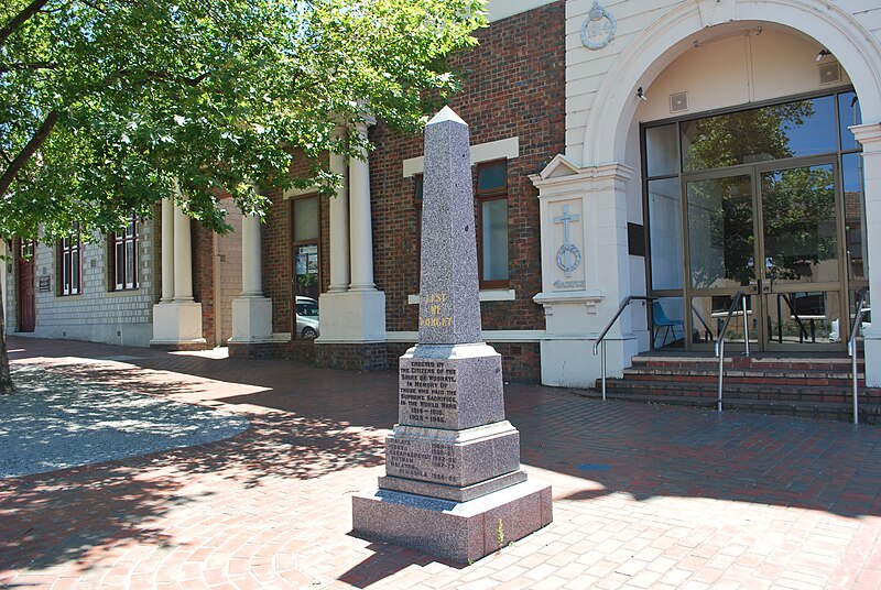 File:Leongatha War Memorial.JPG