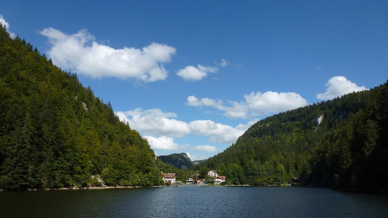 File:Les Bassins du Doubs. L'embarcadère ou le débarcadère du Saut du Doubs. Rive gauche, la France. Rive droite, la Suisse..JPG