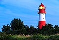 Der Leuchtturm zur blauen Stunde mit eingeschaltetem Festfeuer.