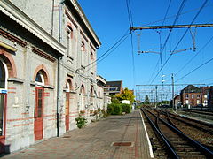 Bâtiment, quai et voies.