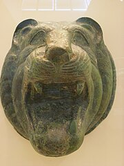 Cabeza de león en bronce. Tal vez fijada en un escudo o en un edificio. Importación oriental: neohitita (siglo VIII a. C.)