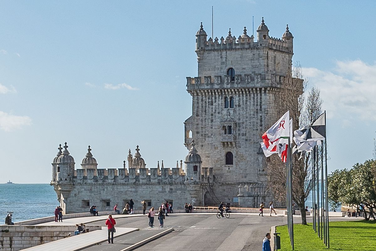 Quais são as atrações mais populares em cada distrito de Portugal