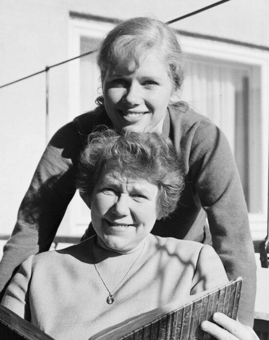 Ullmann with her mother Janna in 1959