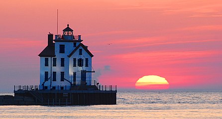 File:Lorain lighthouse - Flickr - ronnie44052 (1)