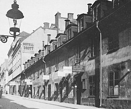 Mäster Samuelsgatan 55-59, 1890-tal. Tidigare plats för färgeriet Blå Hand. Gripen 10.